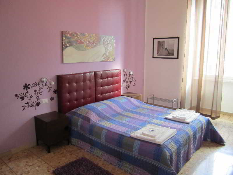 2 Passi Al Colosseo B&B Рим Екстер'єр фото